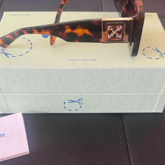 Off-White Brown Tortoise Sunglasses - Picture 2 of 5